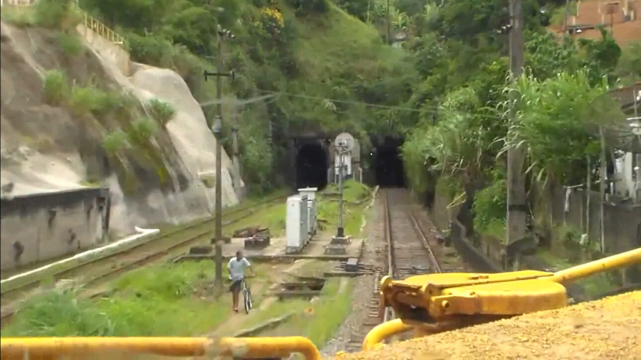Built between 1858 and 1865, a 2,233-meter tunnel cuts through the mountain between Mendes and Paulo de Frontin and became a symbol of the Empire's railway engineering