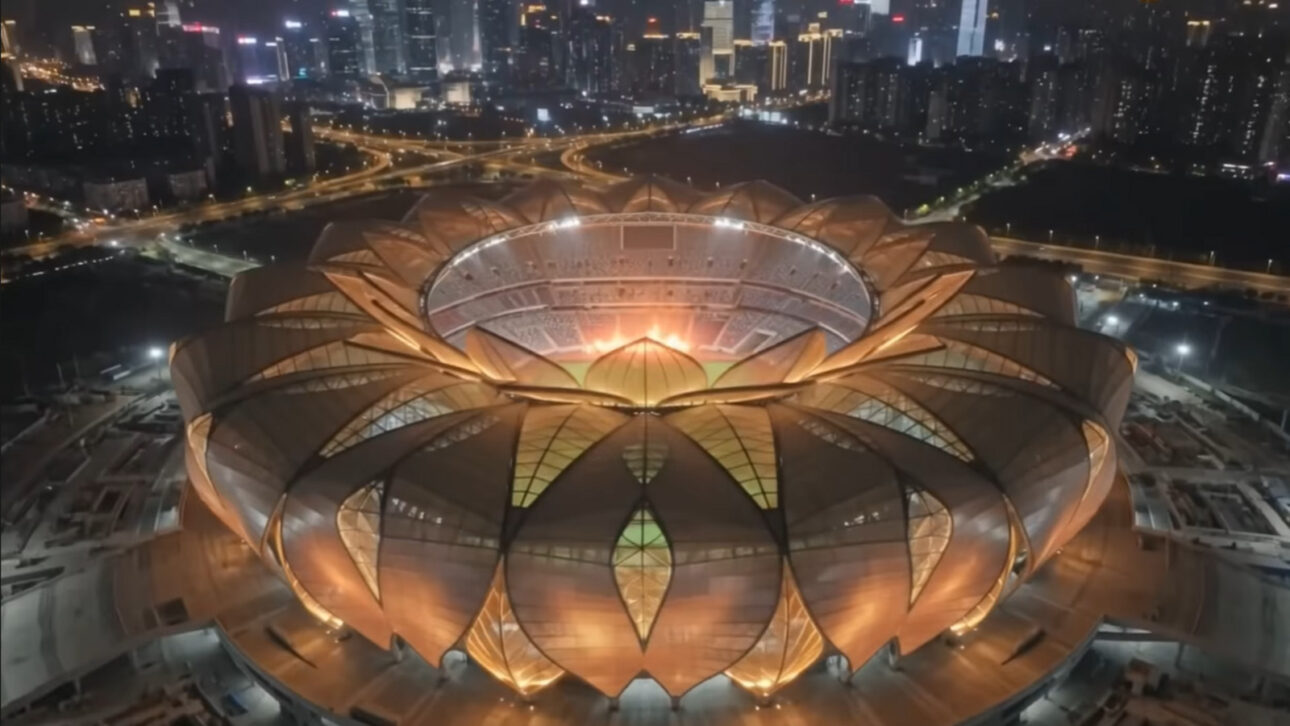 China started a lotus flower-shaped stadium for 100,000 fans, would spend more than 10 billion BRL, but the project was never inaugurated and ended up being reduced after Evergrande's collapse