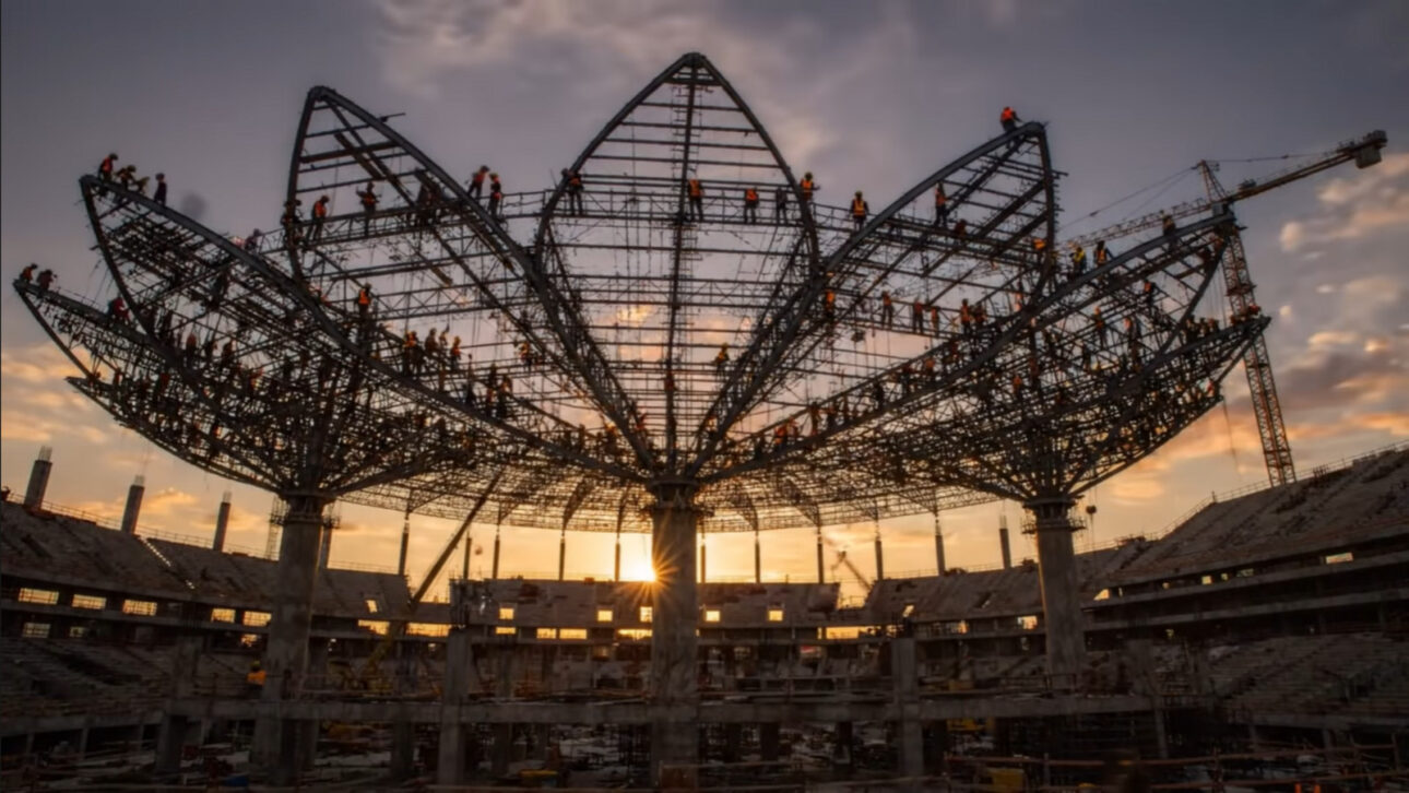 China began a lotus flower-shaped stadium for 100,000 fans, would cost more than R$ 10 billion, but the project was never inaugurated and ended up reduced after Evergrande's collapse