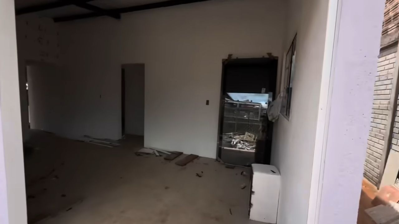 Concrete panel house uses pre-molded kit, pre-molded construction and assembly in 30 days for passive income.