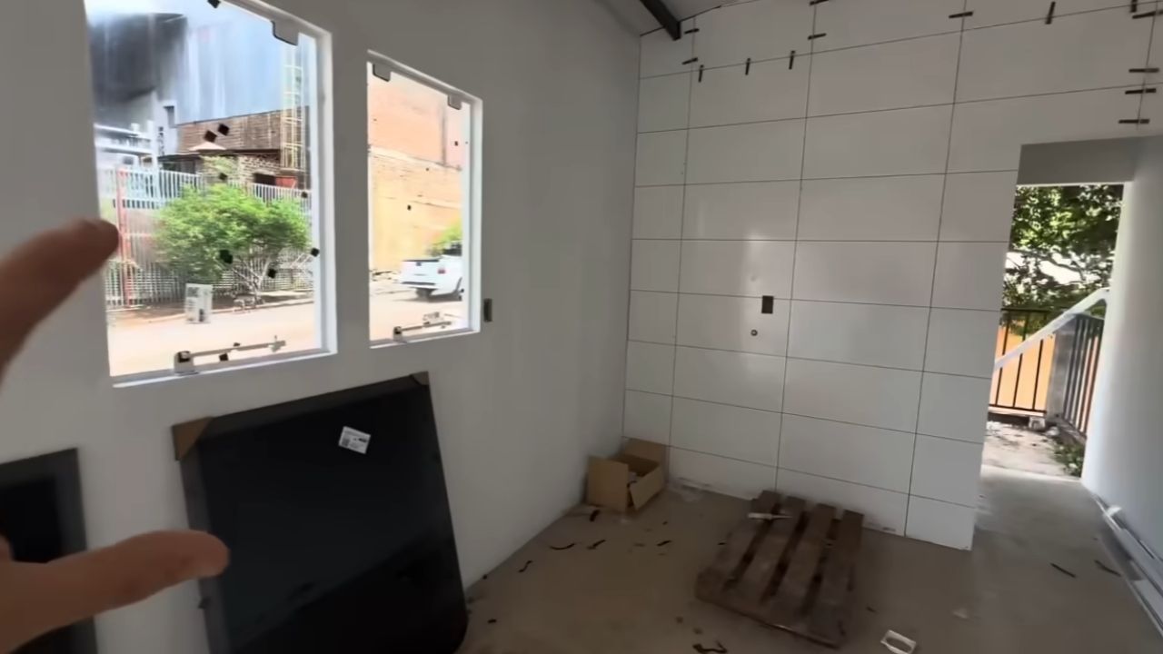 Concrete panel house uses pre-molded kit, pre-molded construction and assembly in 30 days for passive income.