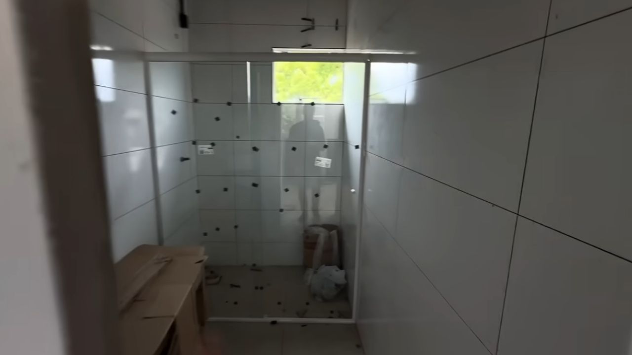 Concrete panel house uses pre-molded kit, pre-molded construction and assembly in 30 days for passive income.