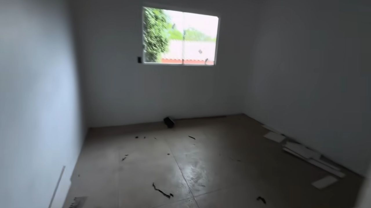 Concrete panel house uses pre-molded kit, pre-molded construction, and assembly in 30 days for passive income.
