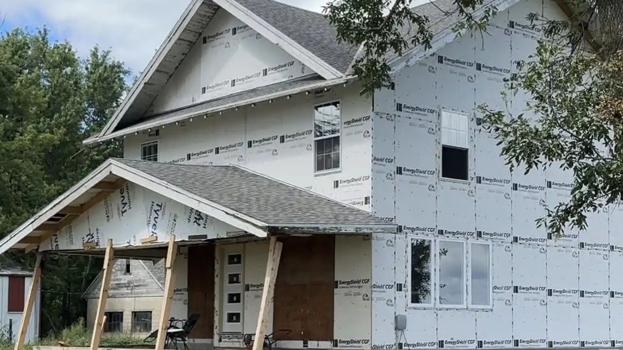 Casa de fazenda de Sha’rel Moore em Iowa custou US$ 12 mil e preservou madeira original após reforma.