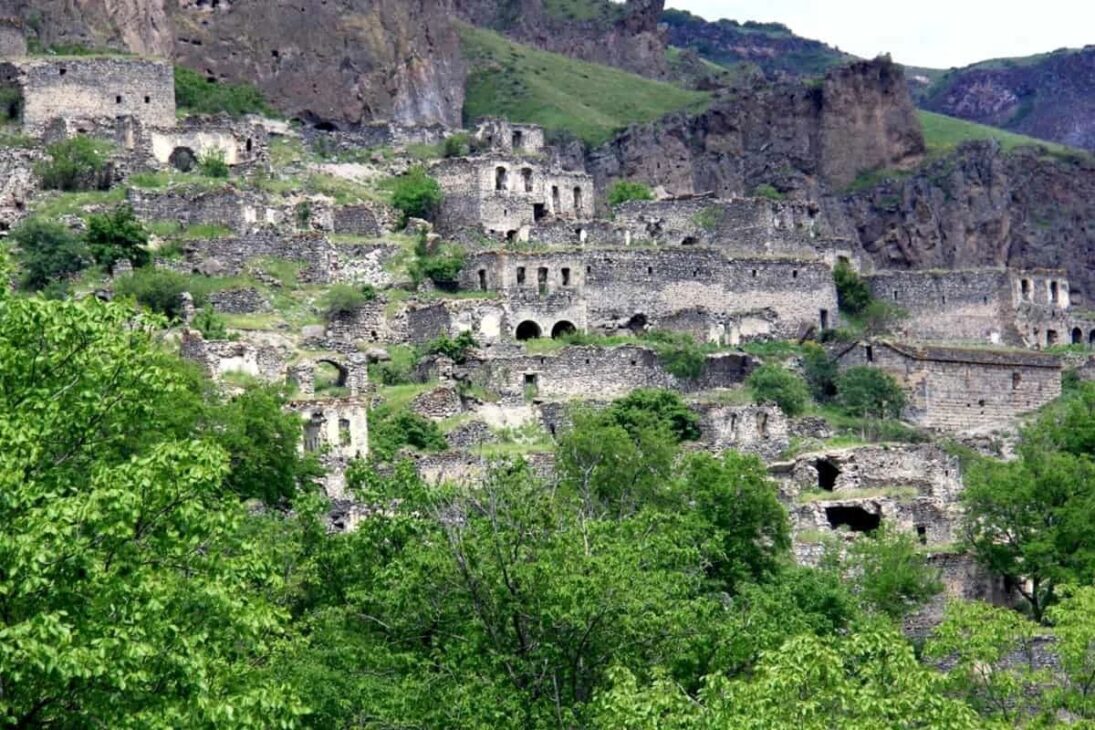 Aldeia armênia escavada nas encostas de um desfiladeiro teve 8.300 moradores em 1.800 casas de pedra empilhadas. Veja por que foi abandonada em 1958.
