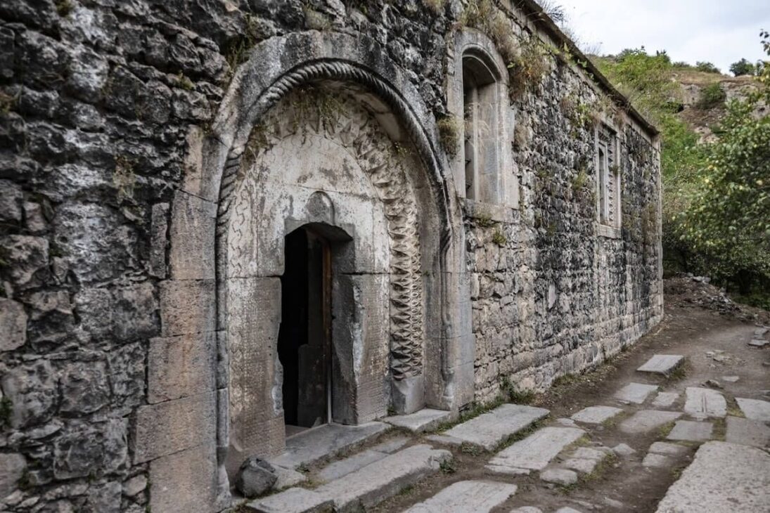 Aldeia armênia escavada nas encostas de um desfiladeiro teve 8.300 moradores em 1.800 casas de pedra empilhadas. Veja por que foi abandonada em 1958.