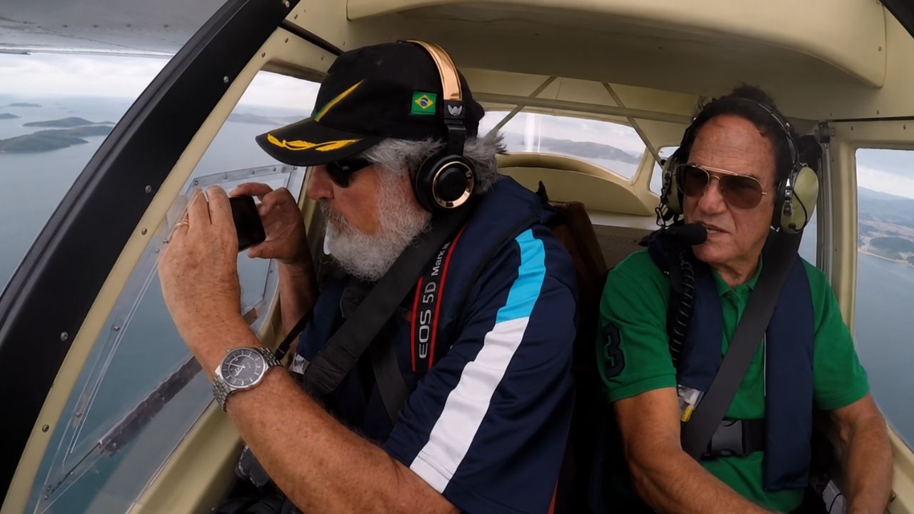 Celular caiu de avião a 300 metros de altura no Rio de Janeiro, continuou filmando a própria queda por 15 segundos e foi achado no dia seguinte por um ambientalista, numa história (1)