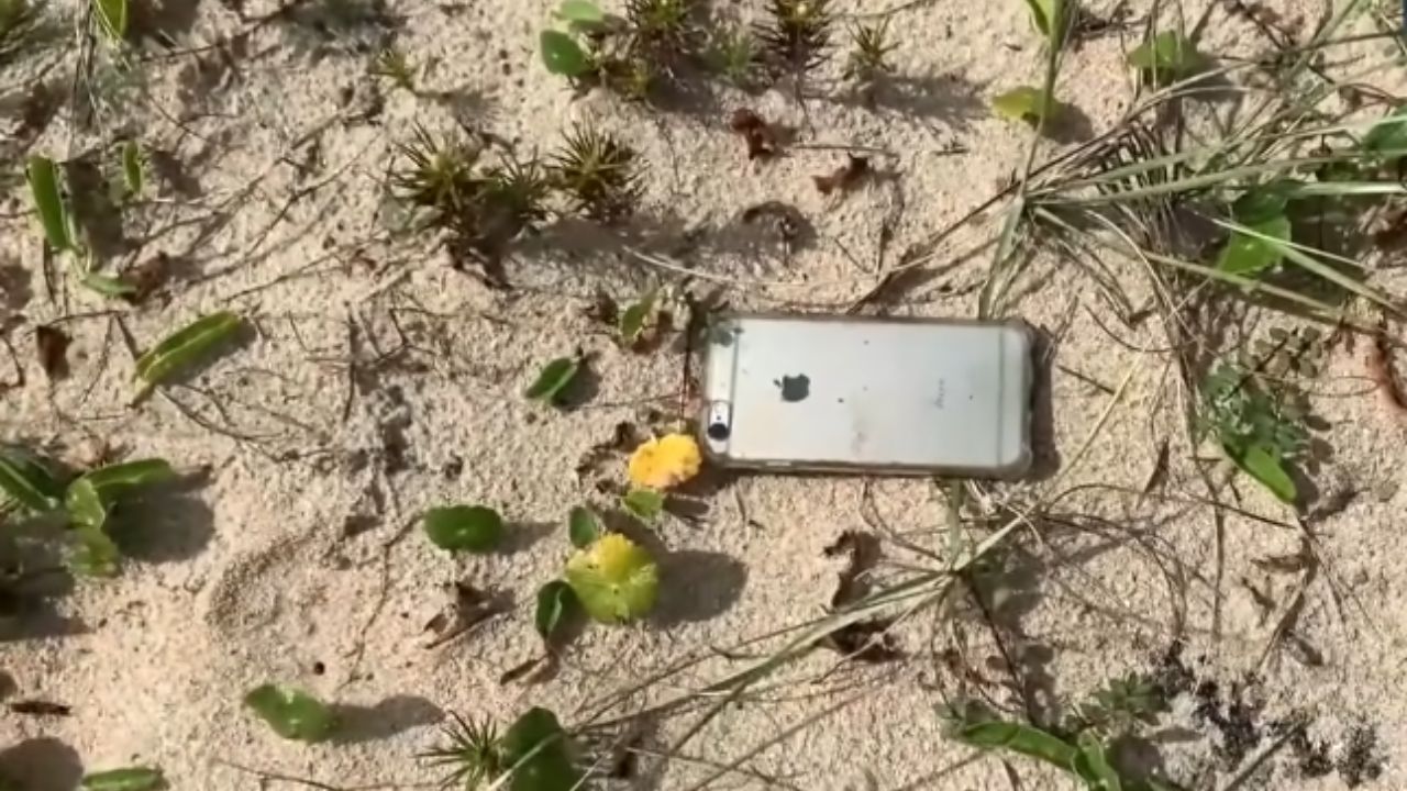 In Cabo Frio, phone fell from plane: Ernesto Galiotto saw the phone fall from 300 meters high and recovered the device.