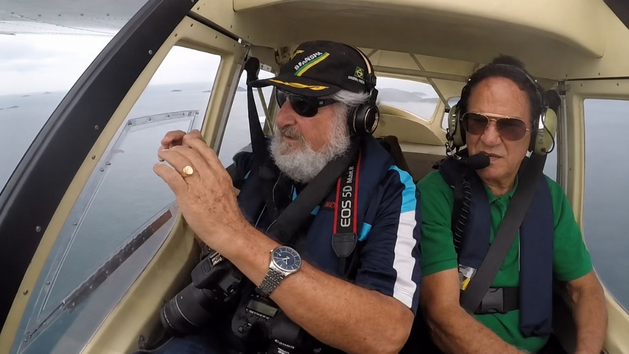 In Cabo Frio, phone fell from a plane: Ernesto Galiotto saw the phone fall from 300 meters high and recovered the device.