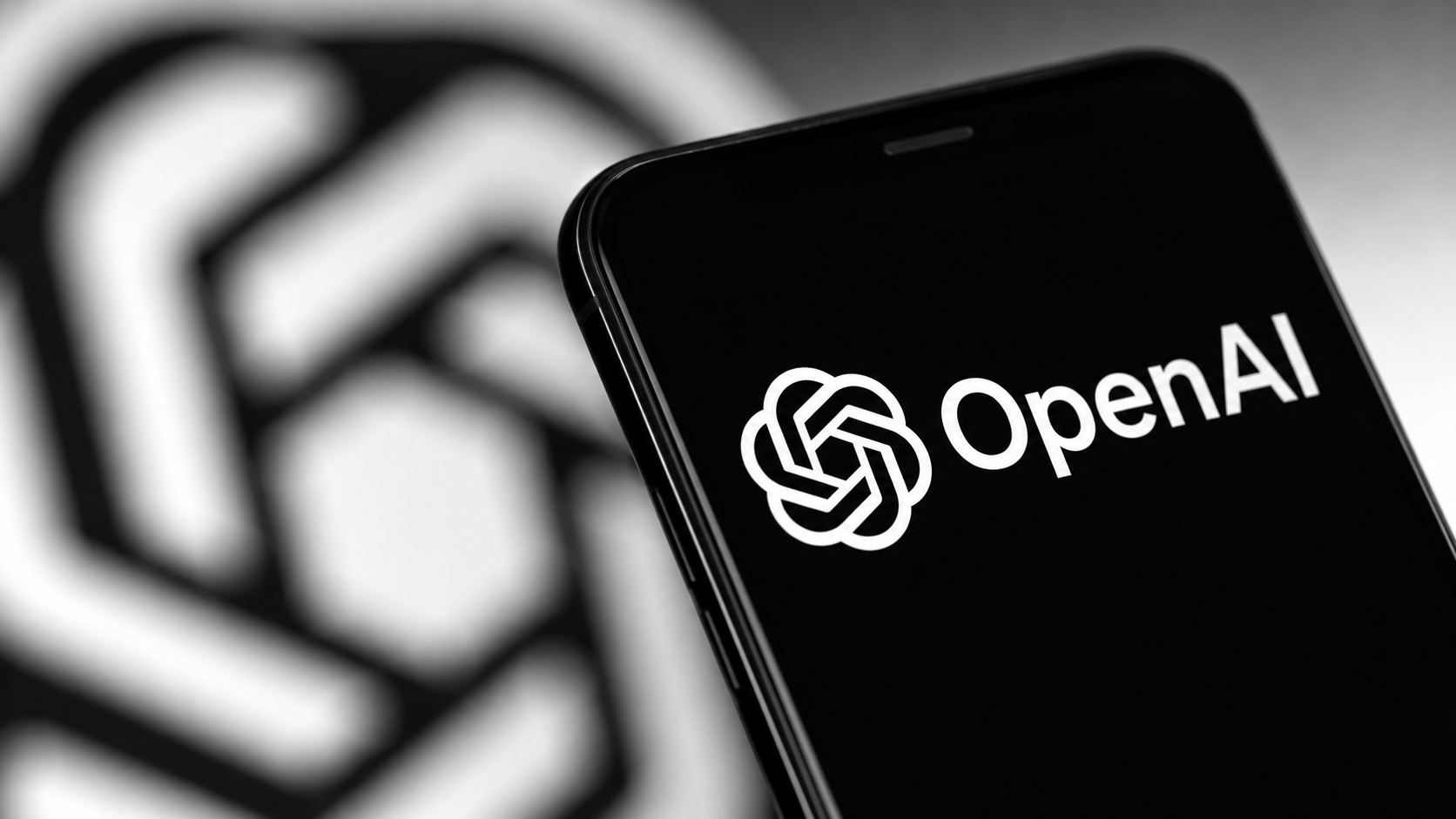 Smartphone com logotipo da OpenAI em destaque, representando o processo que acusa o ChatGPT de reforçar delírios durante episódio de transtorno bipolar.