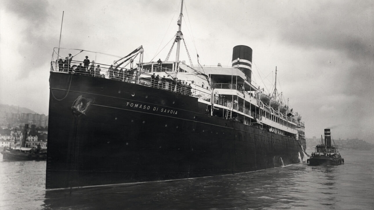 Navio histórico em preto e branco representa a chegada de Francesco Matarazzo ao Brasil em 1881 e a carga perdida no naufrágio antes do início de seu primeiro negócio.
