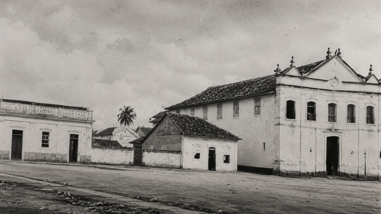 Imóveis comerciais antigos em rua de terra representam a pequena casa comercial aberta por Francesco Matarazzo em Sorocaba, em 1882, antes do início da produção de banha.
