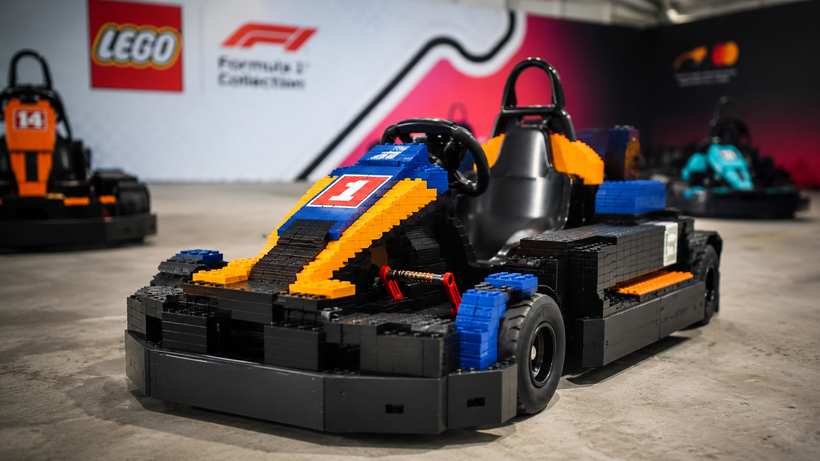 Kart elétrico construído com milhares de peças de Lego, inspirado em uma equipe da Fórmula 1, durante apresentação antes do Grande Prêmio de Silverstone.