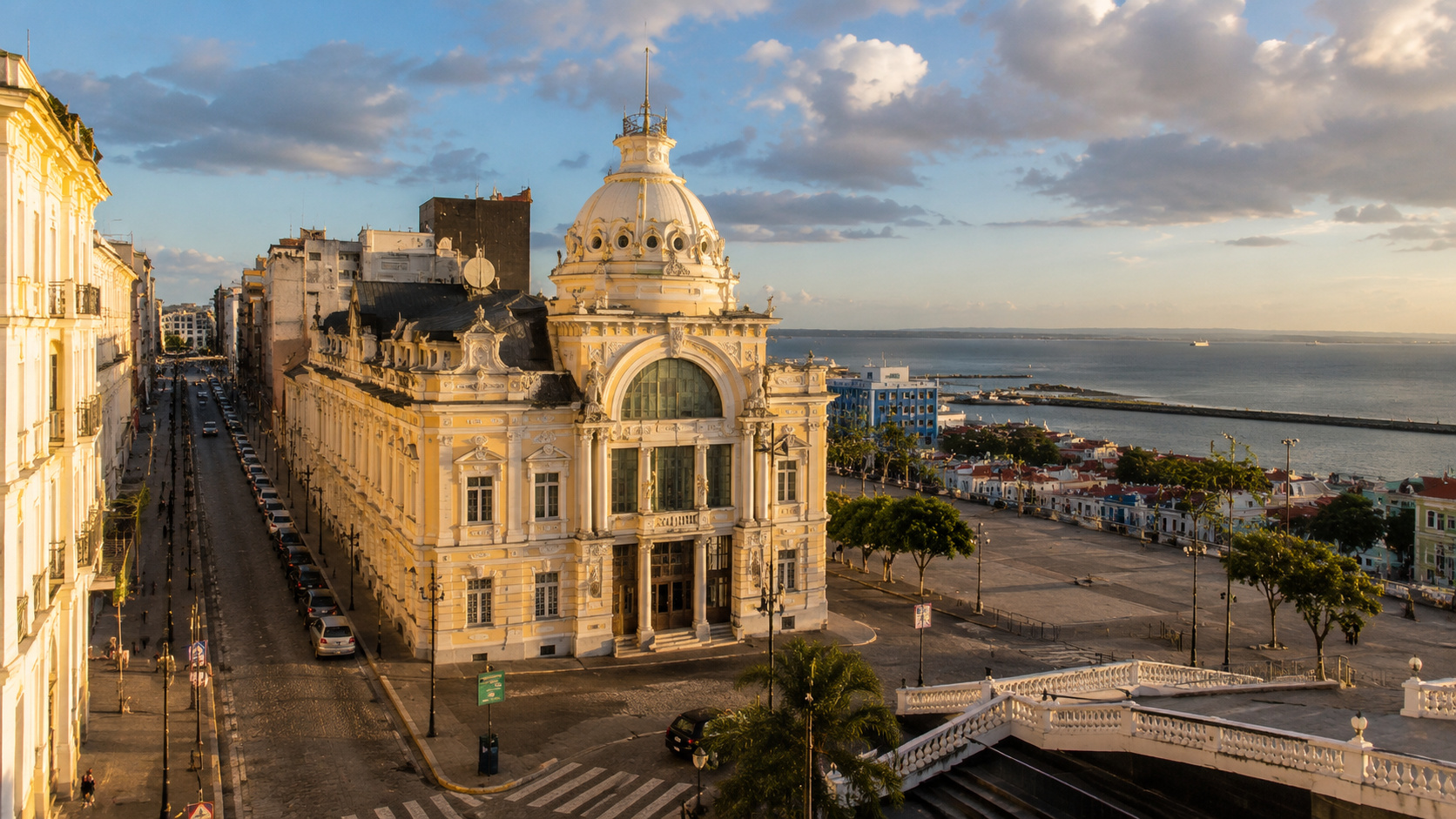 Vista panorâmica do centro histórico de Salvador com edifício de arquitetura clássica, ruas de paralelepípedos e área portuária, cidade que passa a ser capital simbólica do Brasil no dia 2 de Julho.
