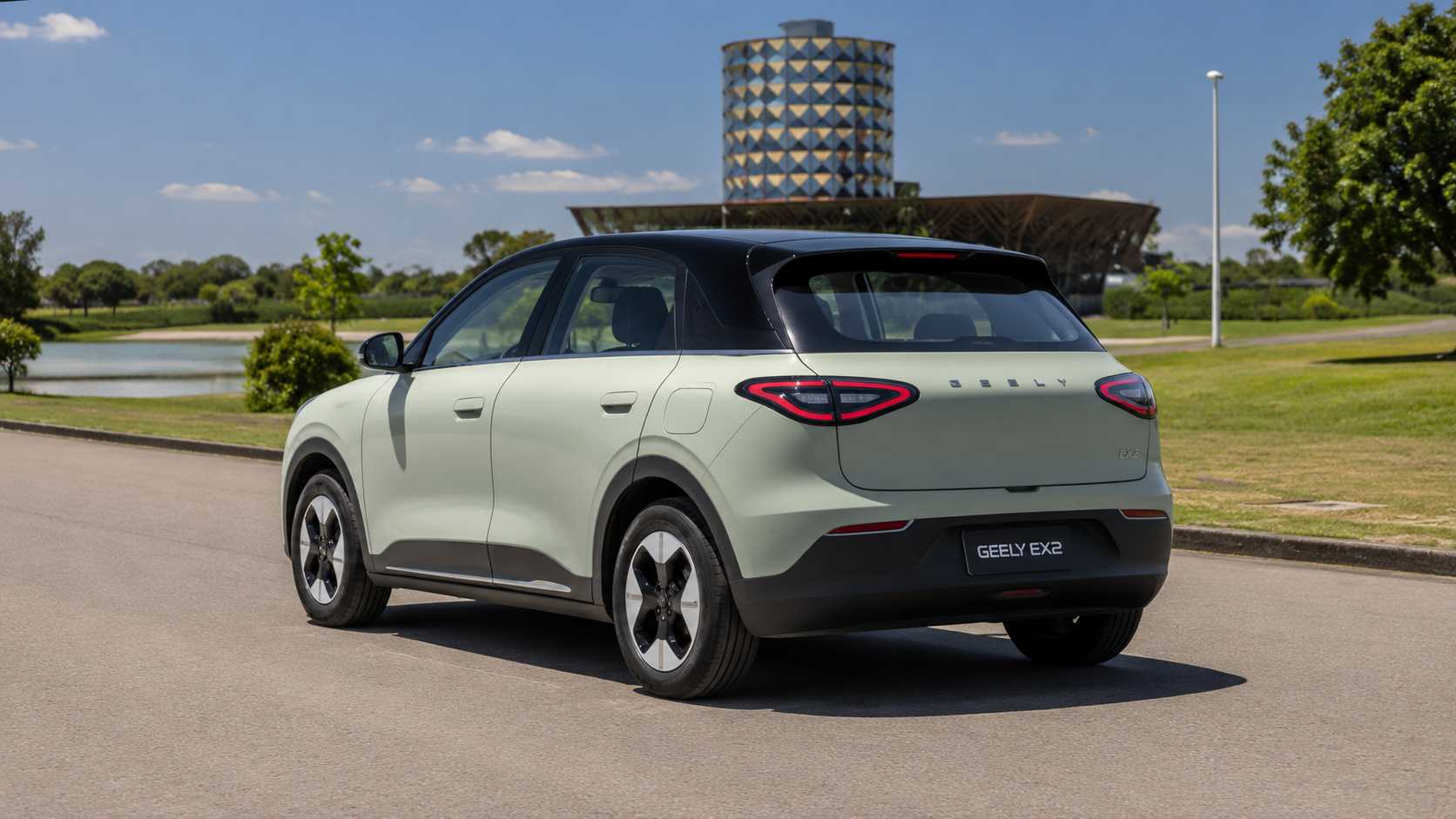 Geely EX2 elétrico fotografado em novo ângulo durante teste em área urbana, destacando o design moderno, a carroceria compacta e a futura produção no Brasil.
