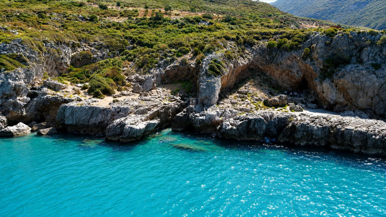 Área rochosa costeira no sul da Turquia, associada à caverna Üçağızlı II e ao estudo sobre neandertais e Homo sapiens.