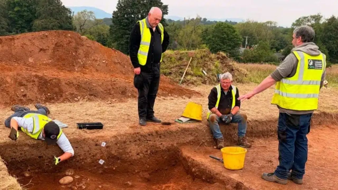 Em Belfast, círculo de pedras revela monumento pré-histórico na Irlanda do Norte e intriga arqueólogos sobre rituais.