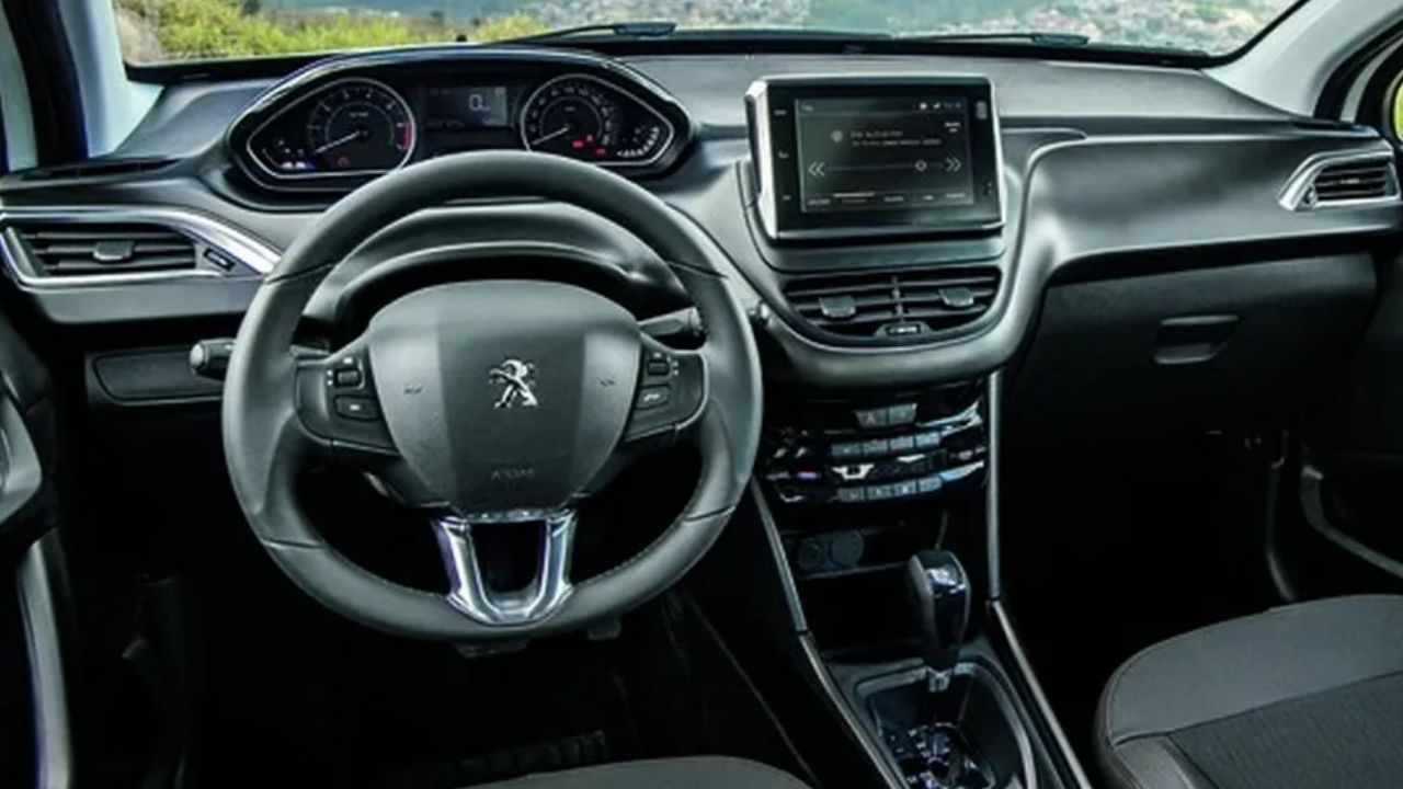 Com preço de R$ 66.733 na Fipe e média de R$ 69.939 na Webmotors em julho de 2026, o Peugeot 2008 Griffe 2019 oferece motor 1.6 de 118 cv, transmissão automática de seis marchas, seis airbags e bom pacote de equipamentos entre os SUVs compactos usados
