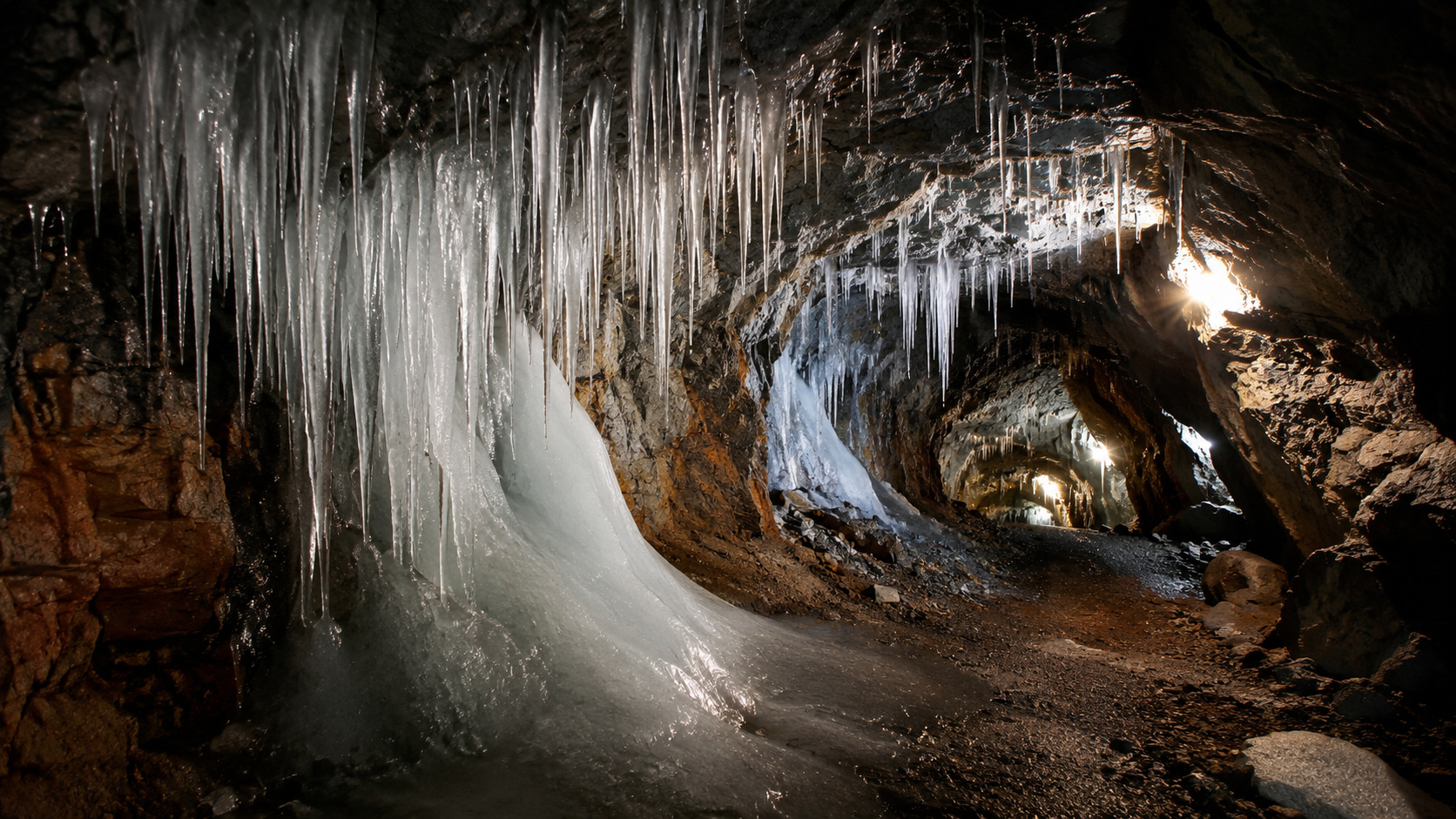 Coudersport Ice Mine, na Pensilvânia, forma gelo no verão e derrete no inverno em um fenômeno geológico raro ligado à circulação de ar nas rochas.