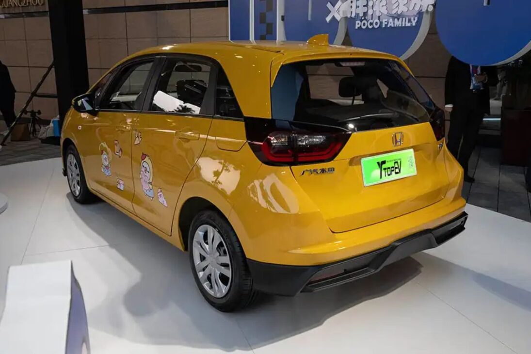Fora de linha no Brasil desde 2021, o Honda Fit completa 25 anos vivo na Ásia, com versão híbrida e:HEV que faz até 28,4 km/l, além de RS esportiva e Crosstar.