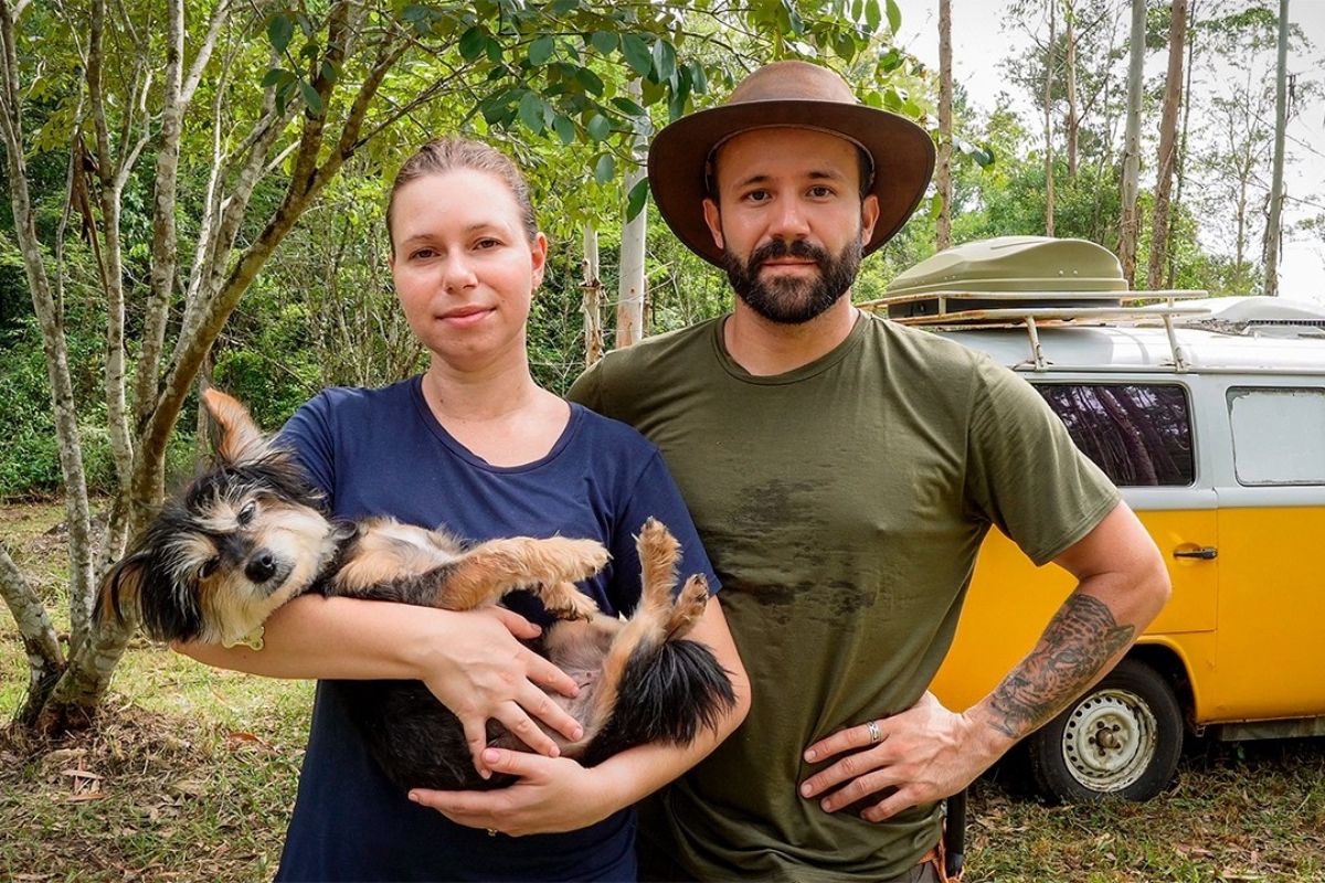 Casal catarinense trocou a advocacia por uma Kombi 1976 e rodou 70 mil km por 20 países, de Florianópolis ao Ártico. Veja como a viagem virou o novo jeito de viver.