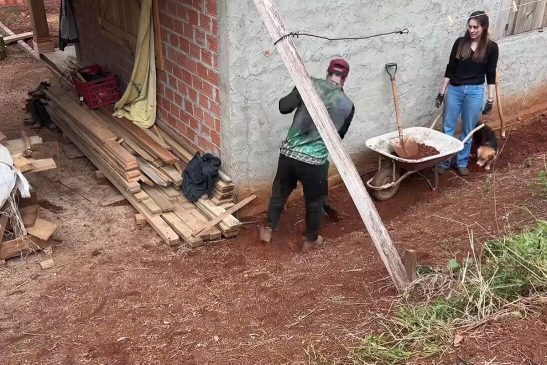 Casal transforma frente da chácara com as próprias mãos: gramado novo, jardim de lavanda e quintal renovado sem contratar ninguém. Veja como Paulo e Natália fizeram.
