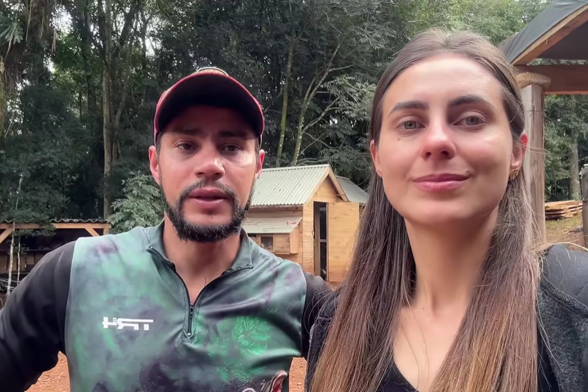 Sem chamar máquina, sem contratar equipe e sem pressa, o casal que largou tudo para viver na roça puxou a terra que sobrava atrás da casa, nivelou o chão no rastelo e plantou o gramado da frente inteiro no braço, entregando a primeira parte do jardim pronta e revelando que ainda sobraram 55 metros de grama esperando um destino que eles se recusam a contar