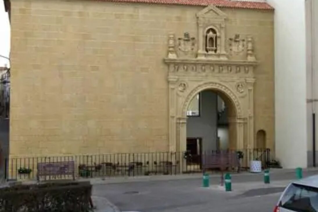 Casa em Úbeda escondia atrás de uma parede de gesso 11 metros de fachada de igreja do século XIV.