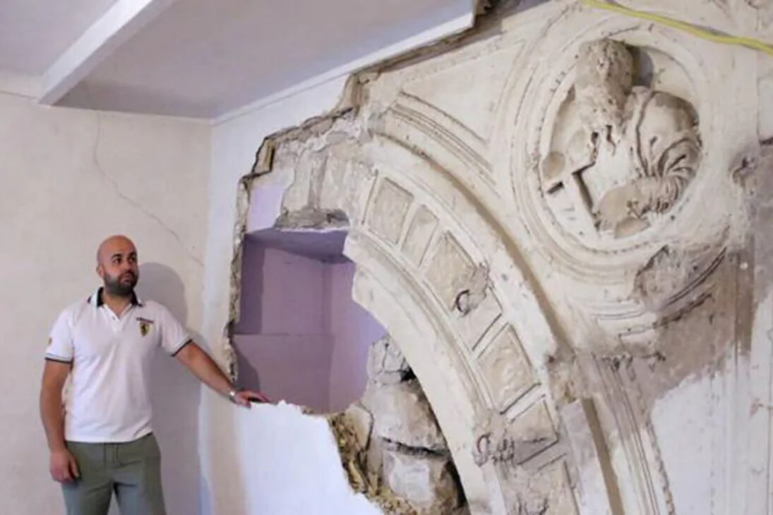 Casa em Úbeda escondia atrás de uma parede de gesso 11 metros de fachada de igreja do século XIV.