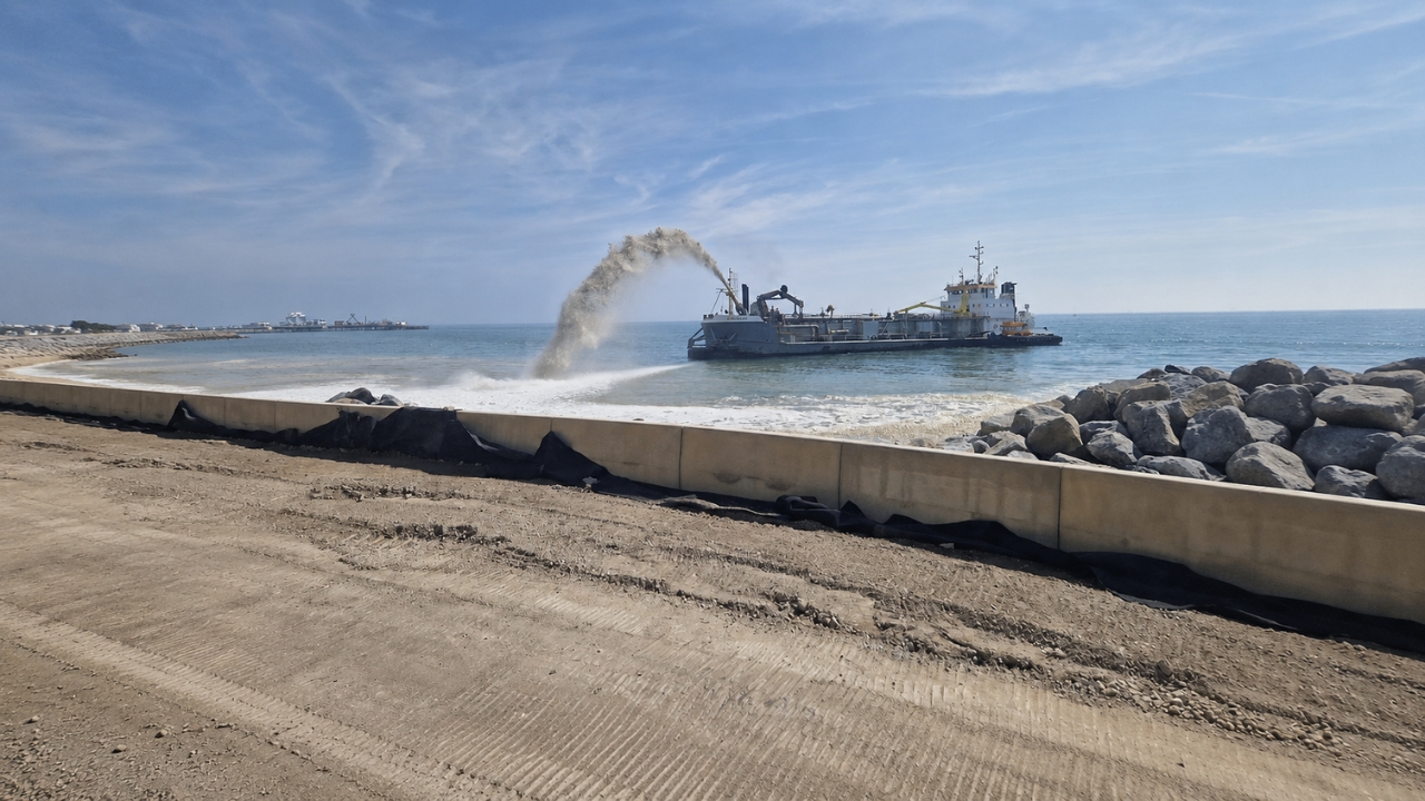 Mais de um milhão de toneladas de cascalho foram usadas para dobrar a largura da praia e transformar o litoral em uma barreira contra ondas, erosão e enchentes, reforçando a proteção de mais de 10 mil imóveis em Portsmouth.