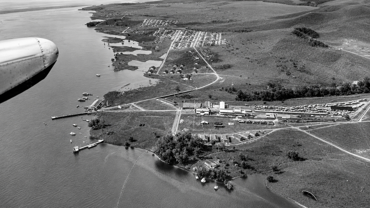 Vista aérea de Fordlândia registrada en 1934 muestra la dimensión del proyecto creado por Henry Ford a orillas del río Tapajós, con galpones, villas, carreteras, puerto y estructuras industriales planificadas para transformar la Amazonía en un polo de producción de caucho.