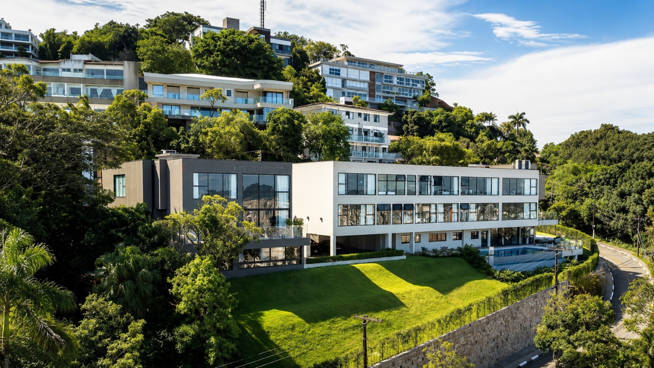 Mansão atribuída à compra de Neymar em Santos impressiona pela estrutura de alto padrão: imóvel avaliado em cerca de R$ 50 milhões reúne 10 suítes, mais de 2 mil m² de área construída, piscina de borda infinita, cinema, spa, academia, adega e garagem para mais de 20 carros com vista privilegiada para o mar.