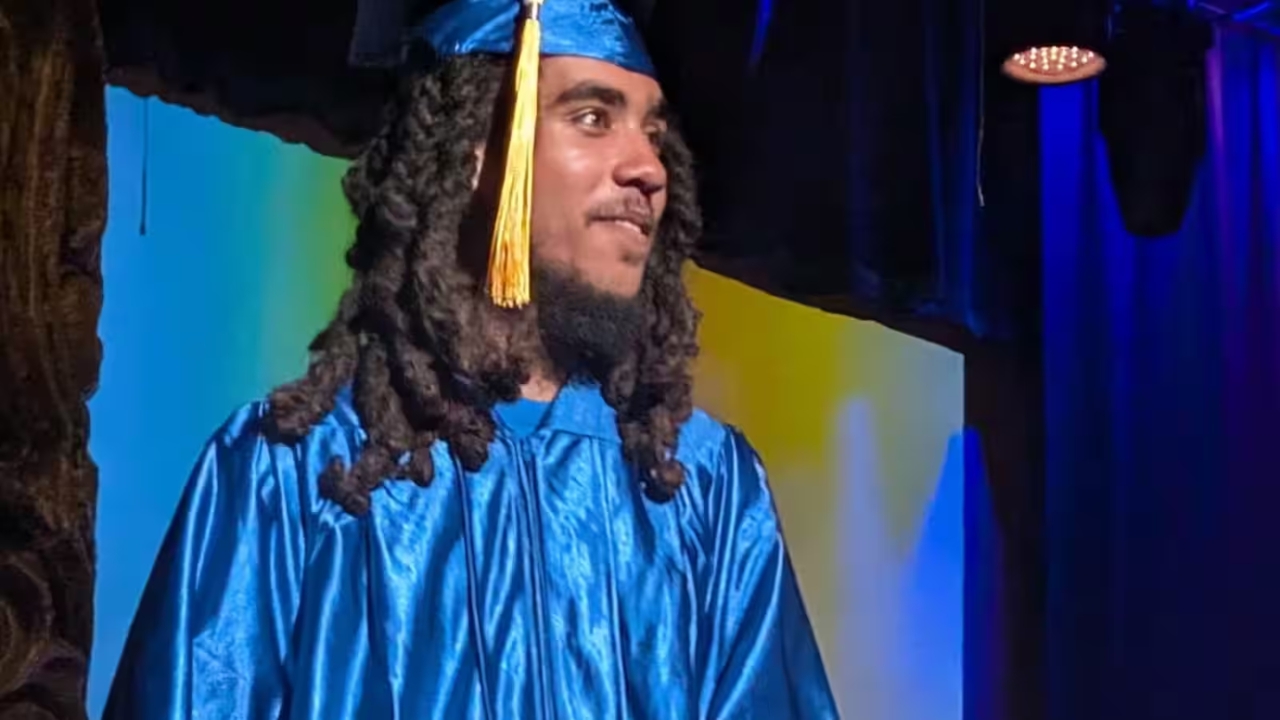 Aos 19 anos, o jovem que enfrentou fome e falta de moradia conquistou o diploma de equivalência, foi escolhido para representar 117 formandos e agora trabalha para realizar o sonho de cursar uma faculdade e se tornar cientista.