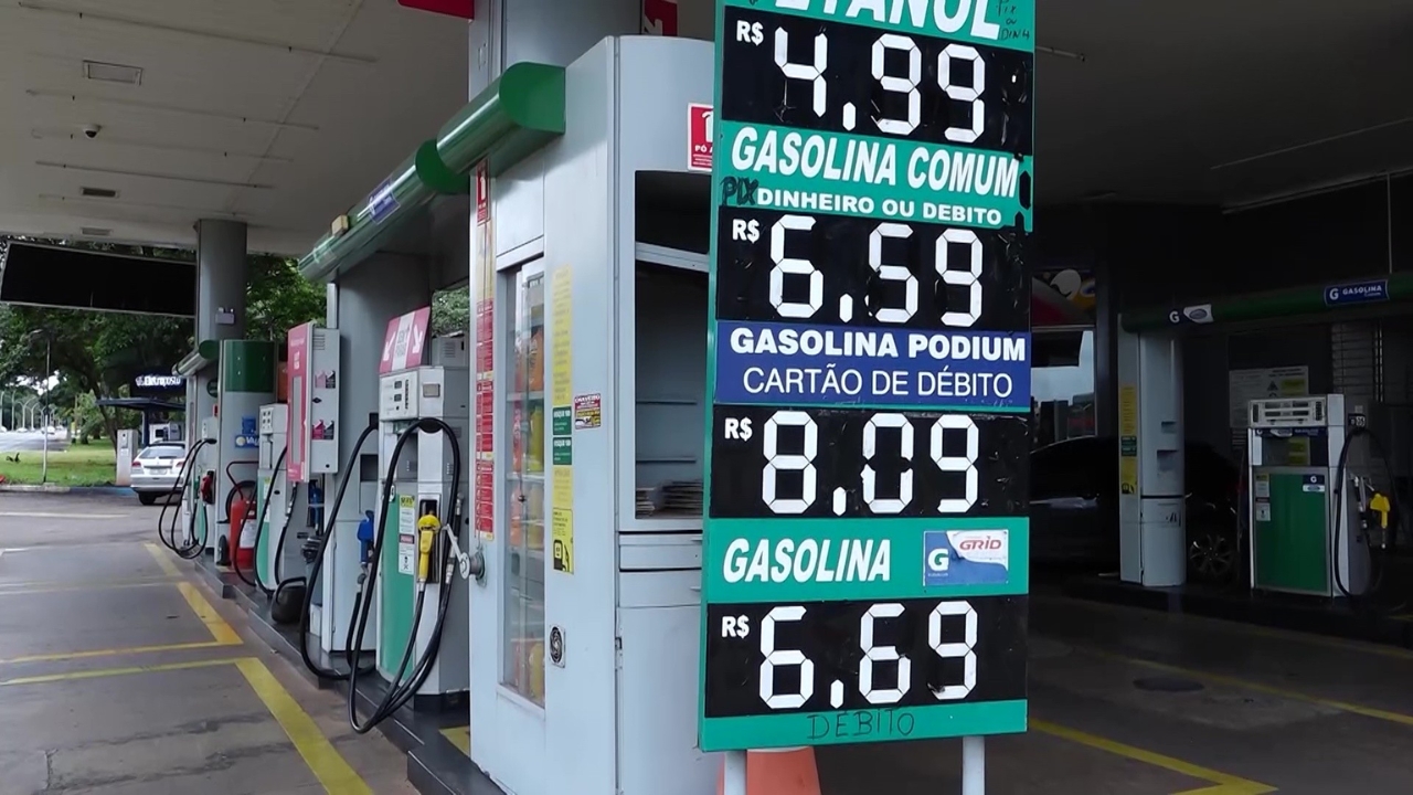 O subsídio de R$ 0,44 por litro custa cerca de R$ 1,2 bilhão por mês e equivale a quase 17% do preço da gasolina nas refinarias. O governo preparava o fim do benefício, mas a pressão da guerra sobre o petróleo adiou a retirada. Fonte: Canção Nova.