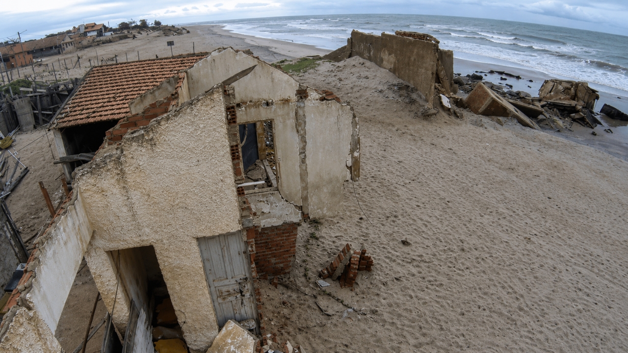 Ruínas de antigas construções em Atafona, no litoral do Rio de Janeiro, mostram como a erosão costeira avançou sobre a faixa de areia e deixou partes da cidade expostas diante do mar.