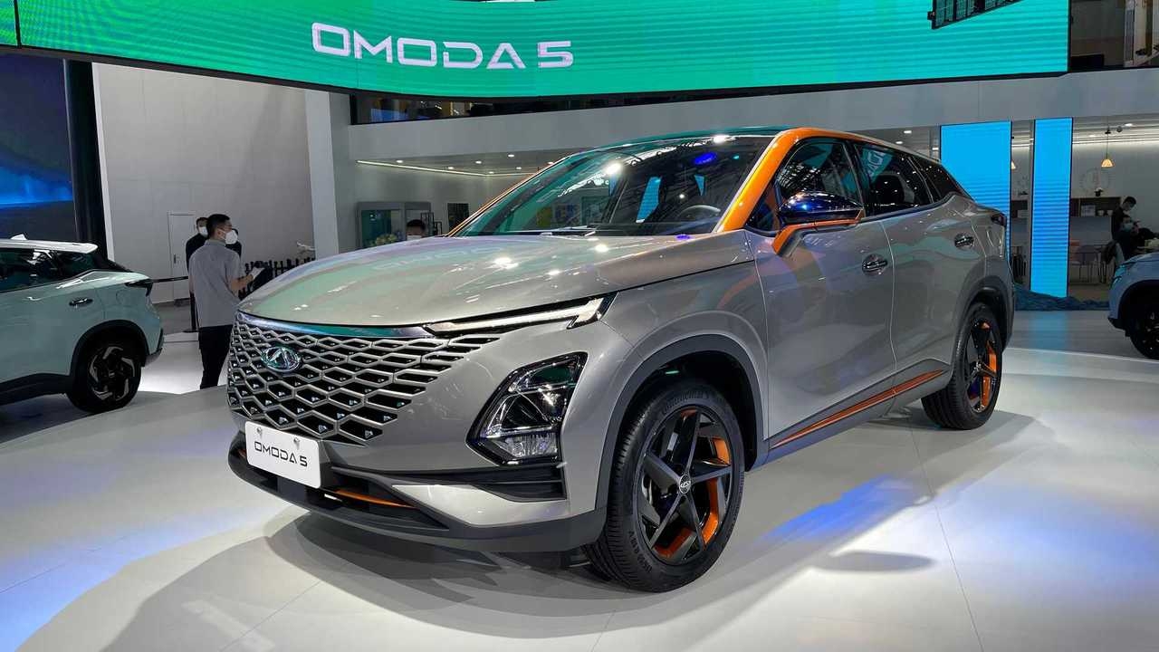 Omoda 5 HEV aparece como una apuesta de mayor volumen para la posible nueva fase de la fábrica de Itatiaia: el SUV híbrido combina motor 1.5 turbo a gasolina con motor eléctrico, entrega 224 cv y 31,6 kgfm, usa transmisión DHT, tiene consumo declarado de 15,1 km/l en la ciudad y 13,2 km/l en la carretera, además de precios entre R$ 159.990 y R$ 184.990. La propuesta apunta a un segmento de mercado más amplio que el de los SUVs premium de Land Rover, que operaban con bajo volumen y sumaron solo 264 matriculaciones en cinco meses. Fuente: Omoda & Jaecoo y Motor1 Brasil.