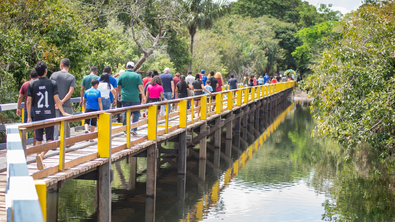 Na fase final da construção, moradores já percorriam o trecho que antes desaparecia sob as águas. Hoje concluída, a ponte mantém o acesso de dez comunidades e beneficia mais de 5 mil pessoas durante as cheias amazônicas. Fonte: Prefeitura de Santarém.