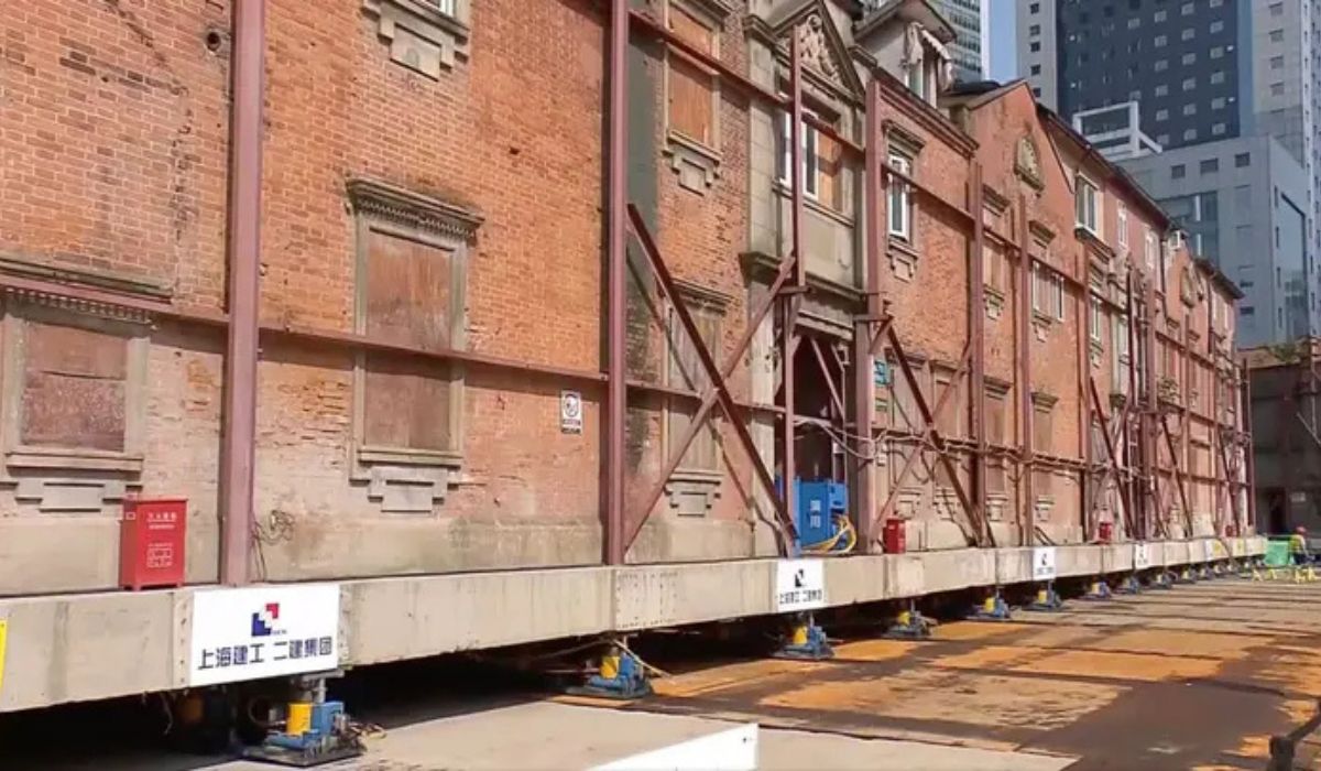 Mais de 400 pequenos robôs estão movimentando um complexo da Huayanli (Governo de Xangai).