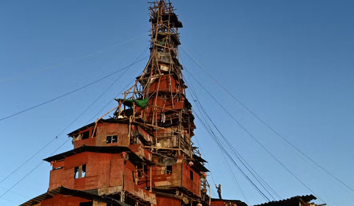 A torre de dez andares de altura, construída com tábuas de madeira e vigas de ferro retorcidas, na cidade de Xingyi, na província de Guizhou, na China — Foto: Pedro Pardo/AFP