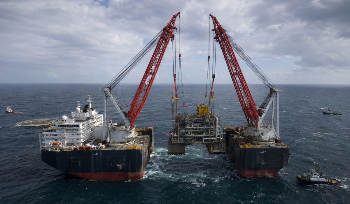 Conheça o Sleipnir, navio-guindaste semissubmersível que içou cargas gigantes com gruas de 20 mil toneladas e motores a GNL. (Imagem: Ilustrativa)