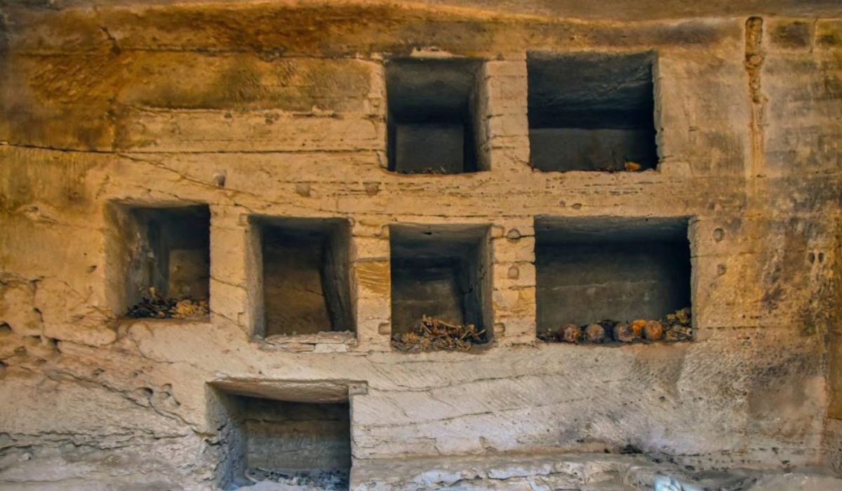 Alguns dos sete túmulos de superfície construídos em calcário, descobertos no sítio arqueológico de Marina el-Alamein, são vistos a oeste da cidade mediterrânea de Alexandria, no Egito. Imagem: Ministério do Turismo e Antiguidades/AP