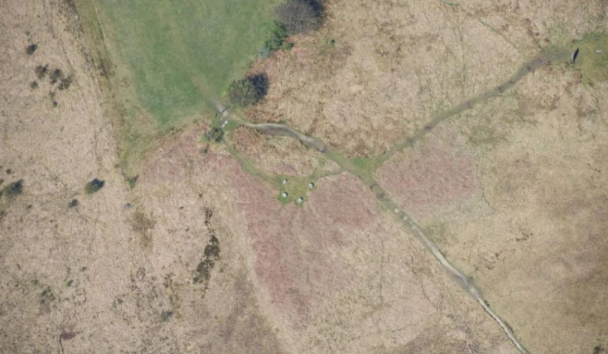 Esta imagem aérea mostra o que parece ser um círculo ritual enterrado com mais de 5.000 anos, descoberto por arqueólogos em uma ilha escocesa.