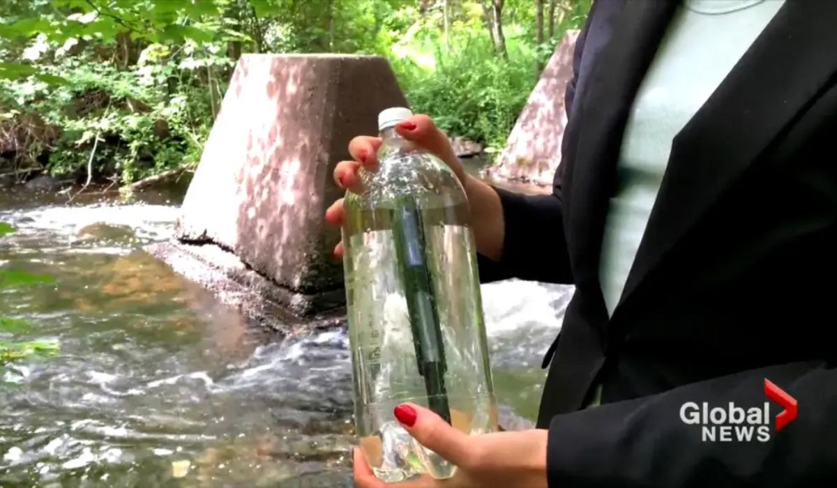 The system uses a common plastic bottle to contain the filter and the water to be purified - Image: Reproduction/Global News