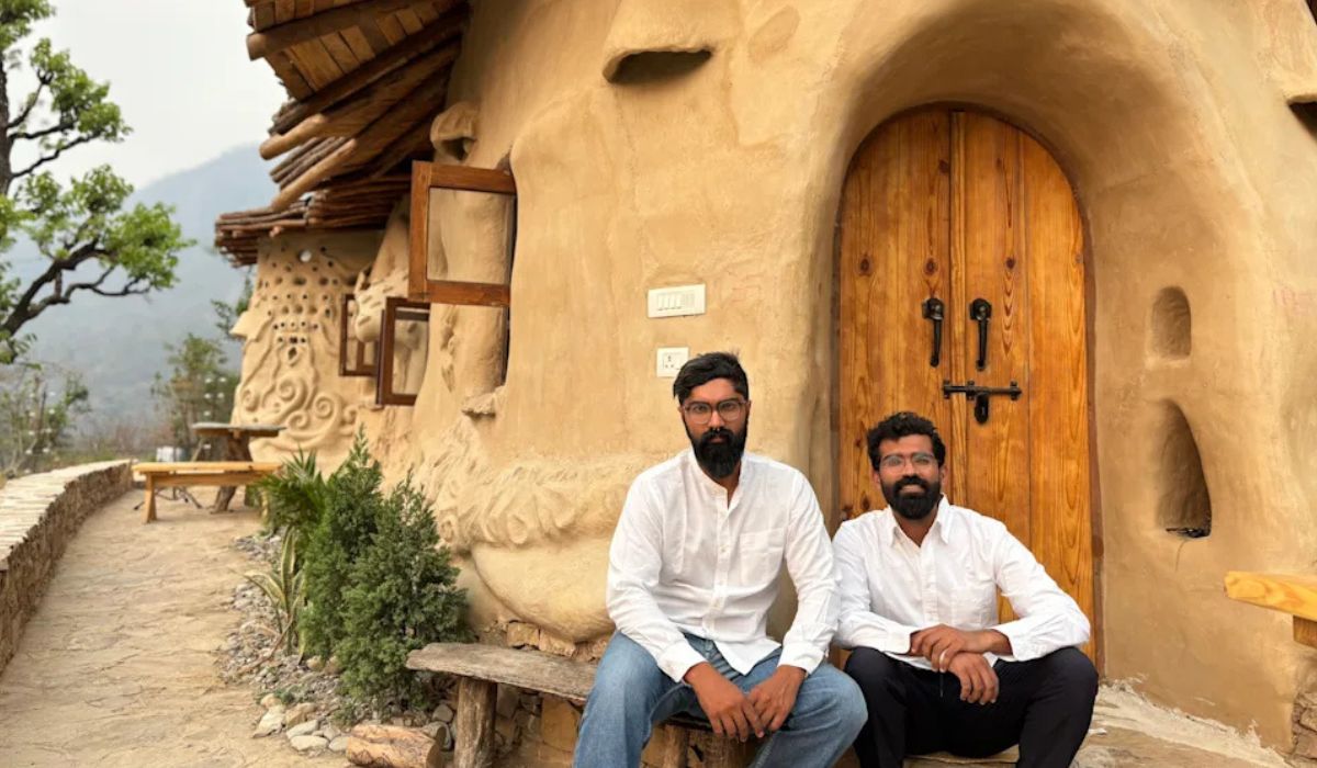 A dupla de arquitetos e irmãos Ansh e Raghav Kumar mudou-se para uma pequena cidade no Himalaia para construir uma casa de terra do zero. Tiiny Farm Lab