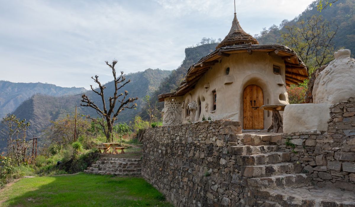 Os irmãos construíram uma casa em Rishikesh, na Índia, utilizando materiais naturais. Imagem: Atik Bheda.