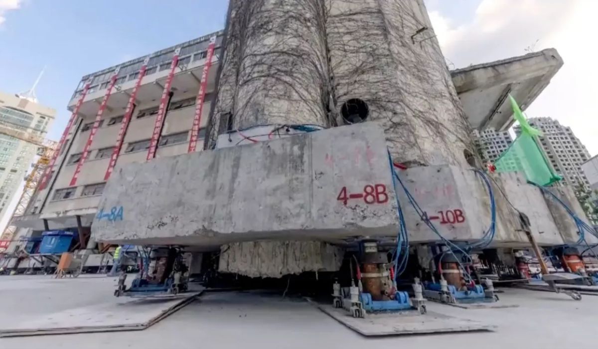 Escola histórica de Xangai foi movida 62 metros com 198 apoios mecânicos, em operação que uniu engenharia e preservação histórica. (Imagem: Reprodução/thedrive)