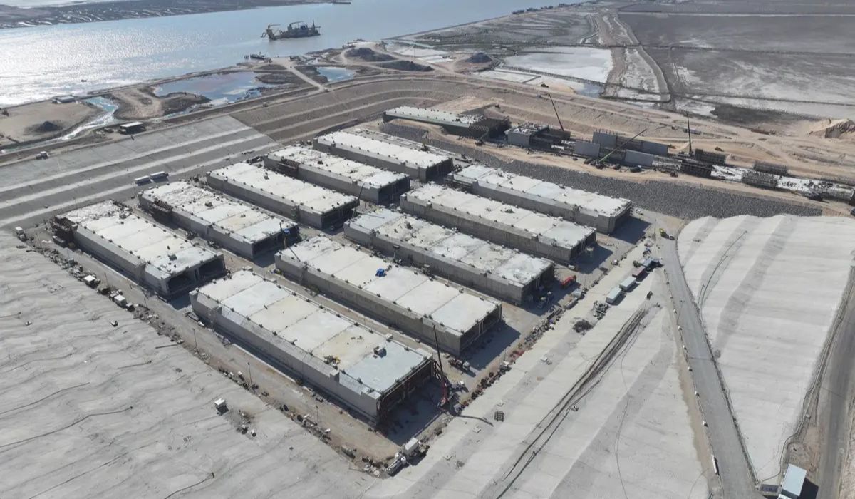 Elementos de concreto do túnel imerso de Khor Al Zubair, no sul do Iraque, foram construídos em doca seca antes de serem levados para instalação sob o canal. Imagem: Ballast Nedam.