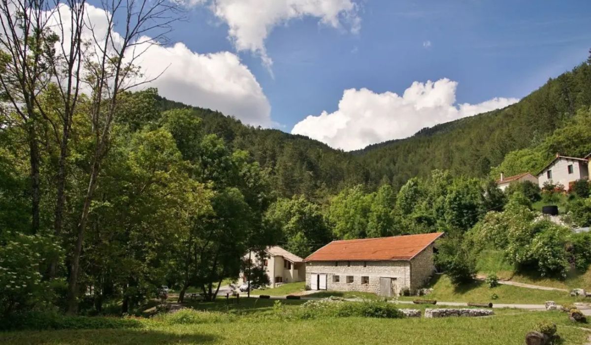 La Bâtie-des-Fonds, pequena comuna do departamento de Drôme, nos Alpes franceses, onde Josée Lecomte foi retratada como única moradora permanente. Imagem: France-Voyage.