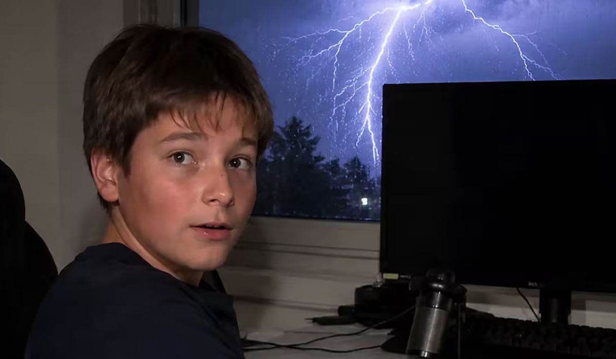 Adolescente de 13 anos sofre descarga após raio atingir casa no Texas enquanto jogava videogame e recebe atendimento de socorristas no local. (Imagem: Ilustrativa)