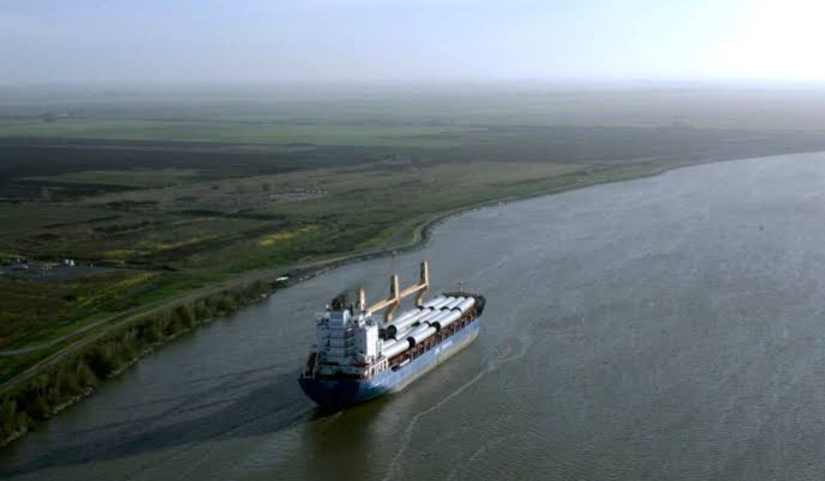 Navio navegando pelo Delta dos rios Sacramento e San Joaquin - Imagem: A